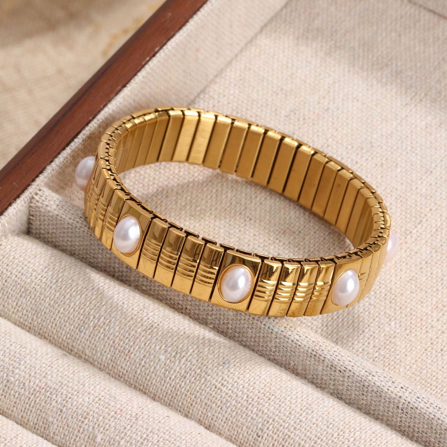 Oval Pearly Bracelet